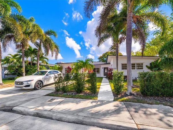 7525 Adventure Ave, North Bay Village, FL 33141