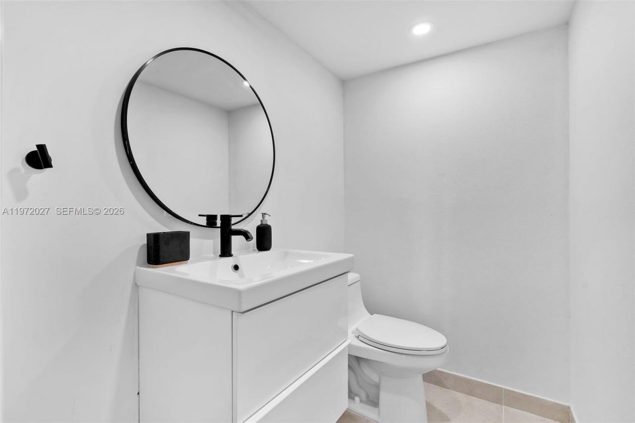 2457 Collins Ave, Unit 503, Miami Beach, FL 33140 Photo