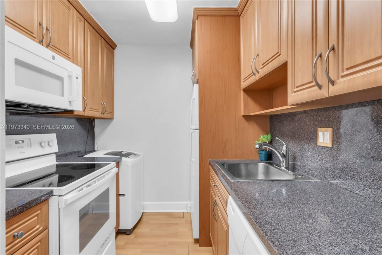 5055 NW 7th St, Unit 504, Miami, FL 33126 Photo