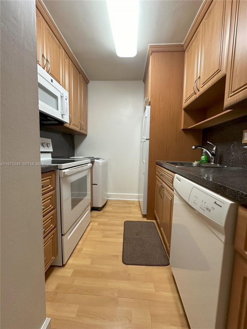 5055 NW 7th St, Unit 504, Miami, FL 33126 Photo