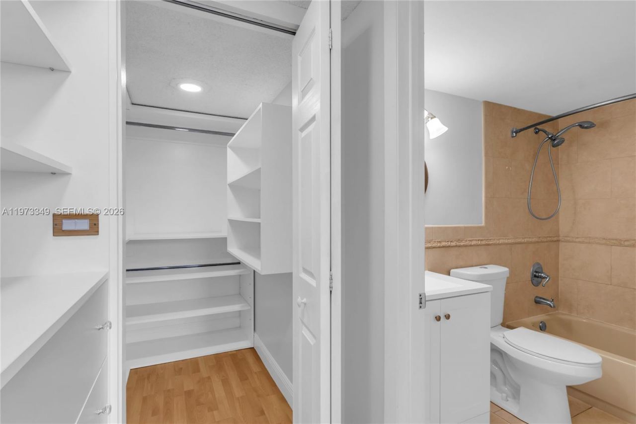 5055 NW 7th St, Unit 504, Miami, FL 33126 Photo