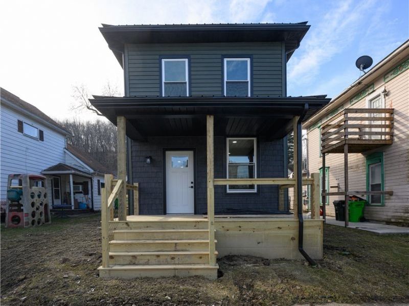 530 E High Street, Uhrichsville, OH 44683 Photo 1