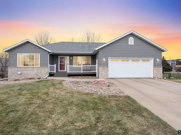 4605 S Kristen Cir, Sioux Falls, SD 57106