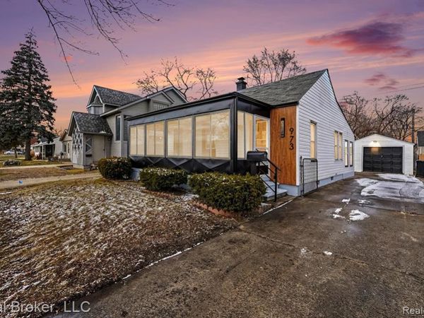 973 E Guthrie Avenue, Madison Heights, MI 48071