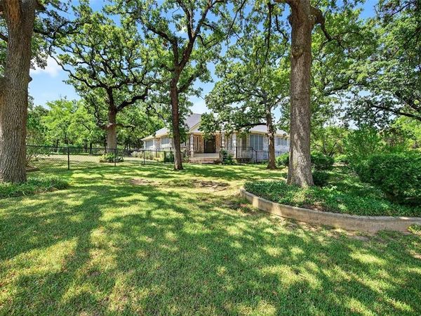 102 Santee Drive, Lake Kiowa, TX 76240