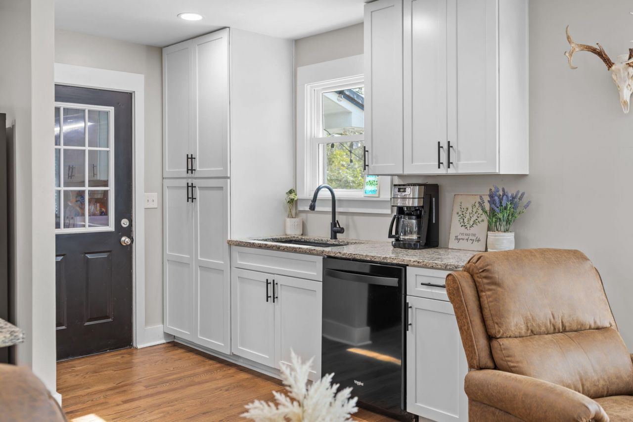 1208 Edward Drive Photo 7