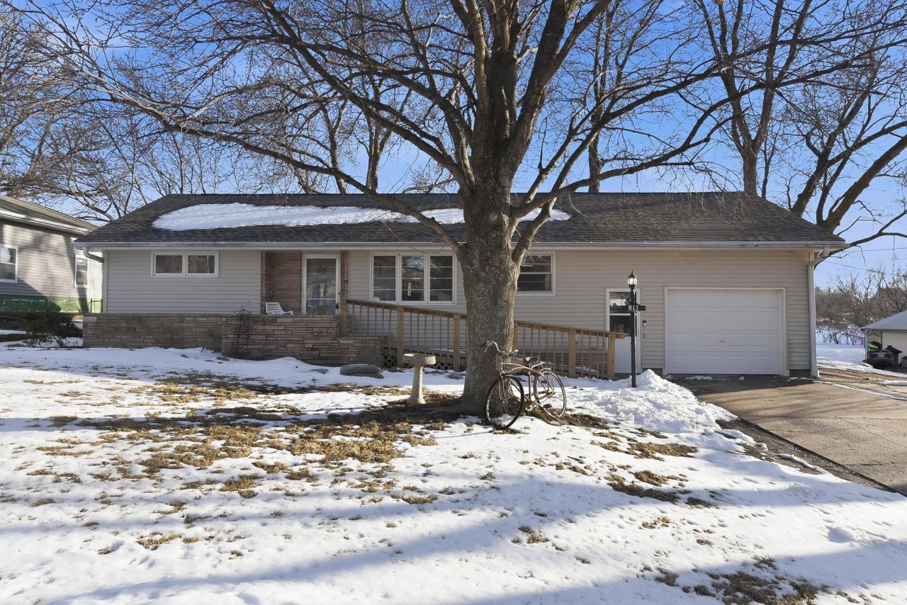 815 Palmer Avenue, Oakland, IA 51560 Main Photo