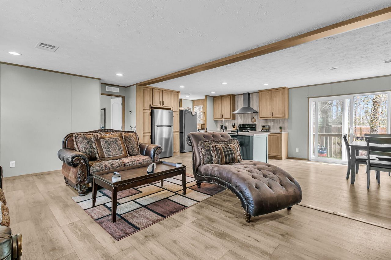 110 Frankie Lane Photo 8