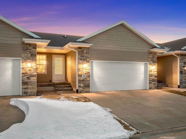 552 Meadow Oak Cir, Fairfax, IA 52228