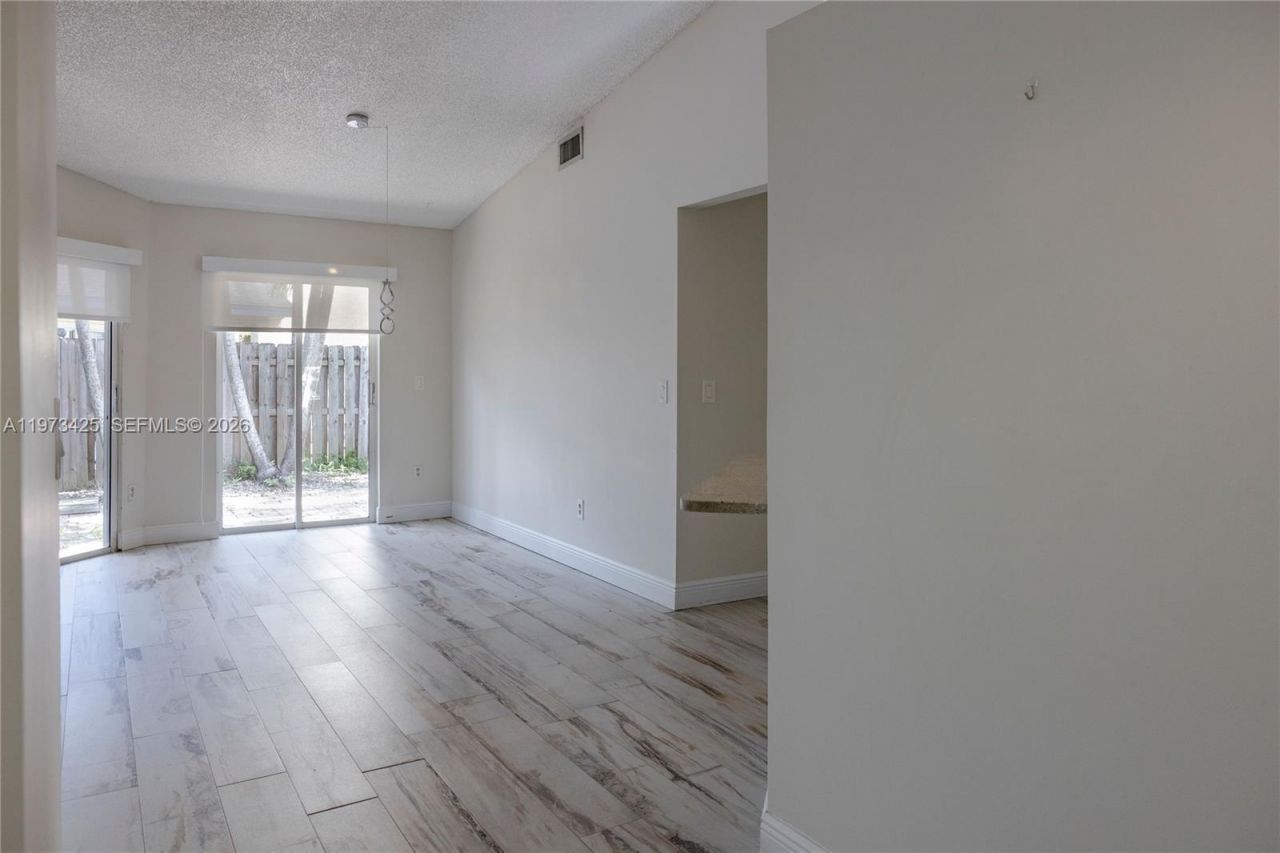 10121 NW 51st Ln , Doral, FL 33178 Photo