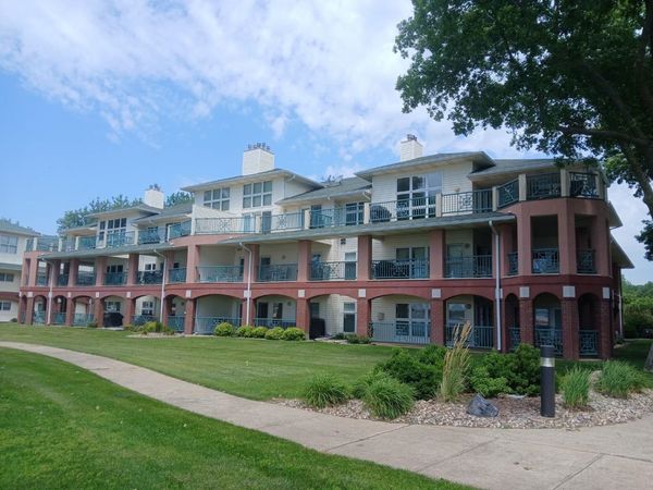 1605 Chalstrom Beach Rd, Unit 302, Okoboji, IA 51355
