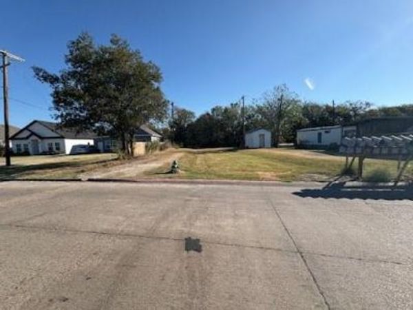 1002 S Smith Street , Ennis, TX 75119