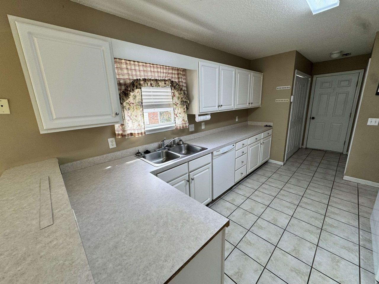 570 Ridge Dr. Photo 7