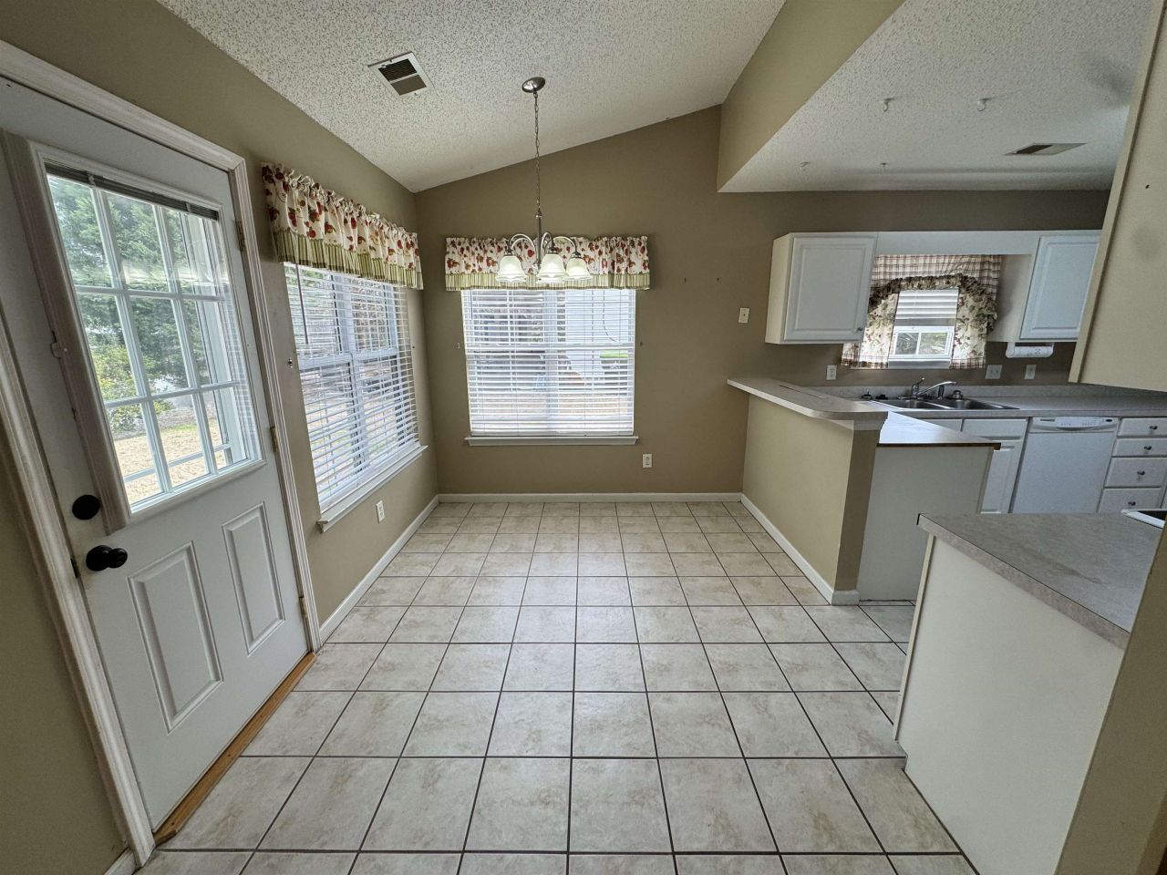 570 Ridge Dr. Photo 9