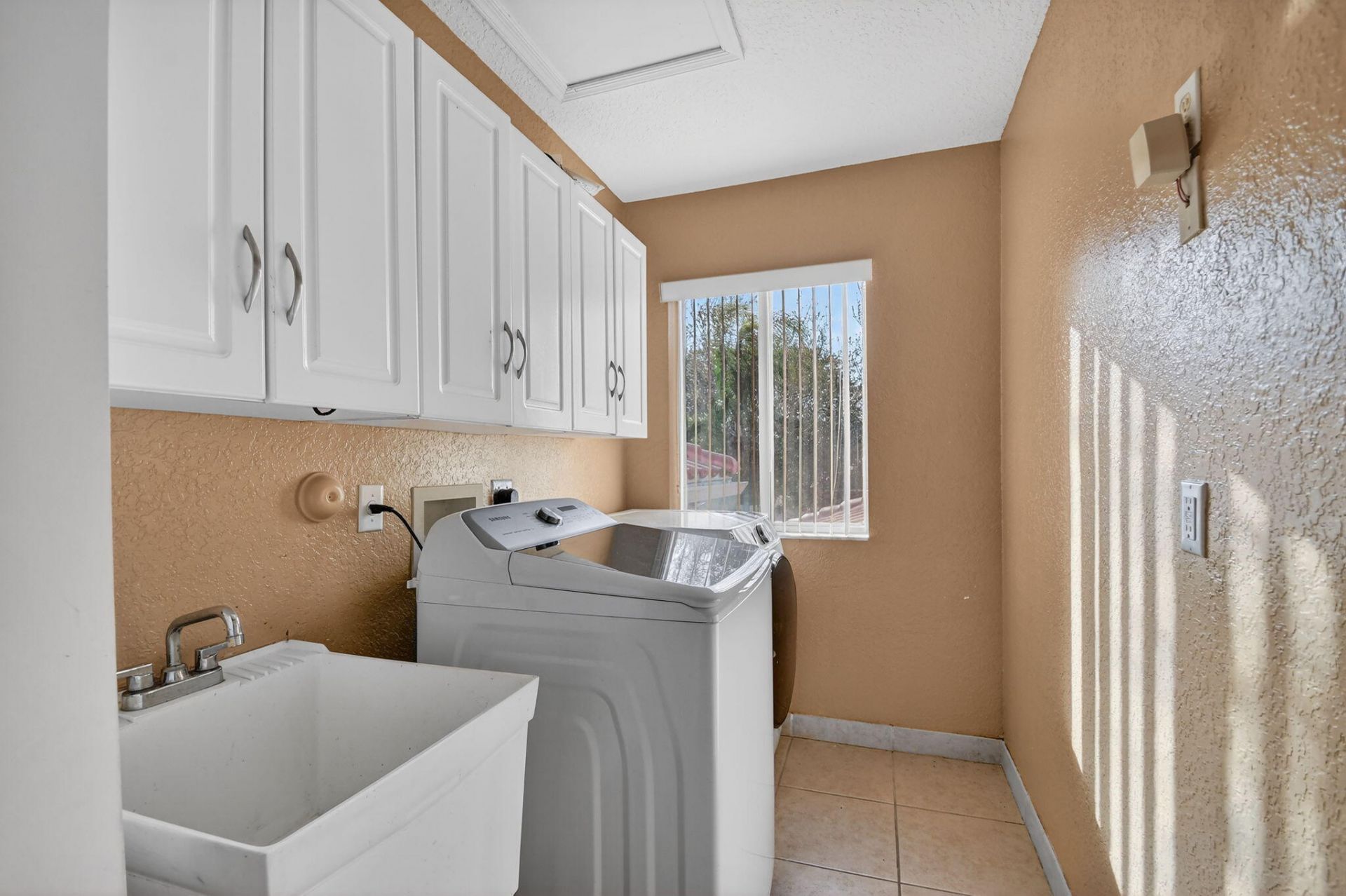 876 Gazetta Way, West Palm Beach, FL 33413 Photo