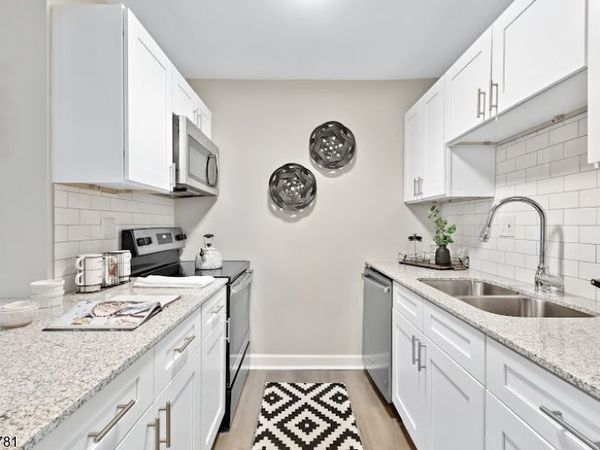 1000 Pheasant Hollow Dr, Plainsboro, NJ 08536