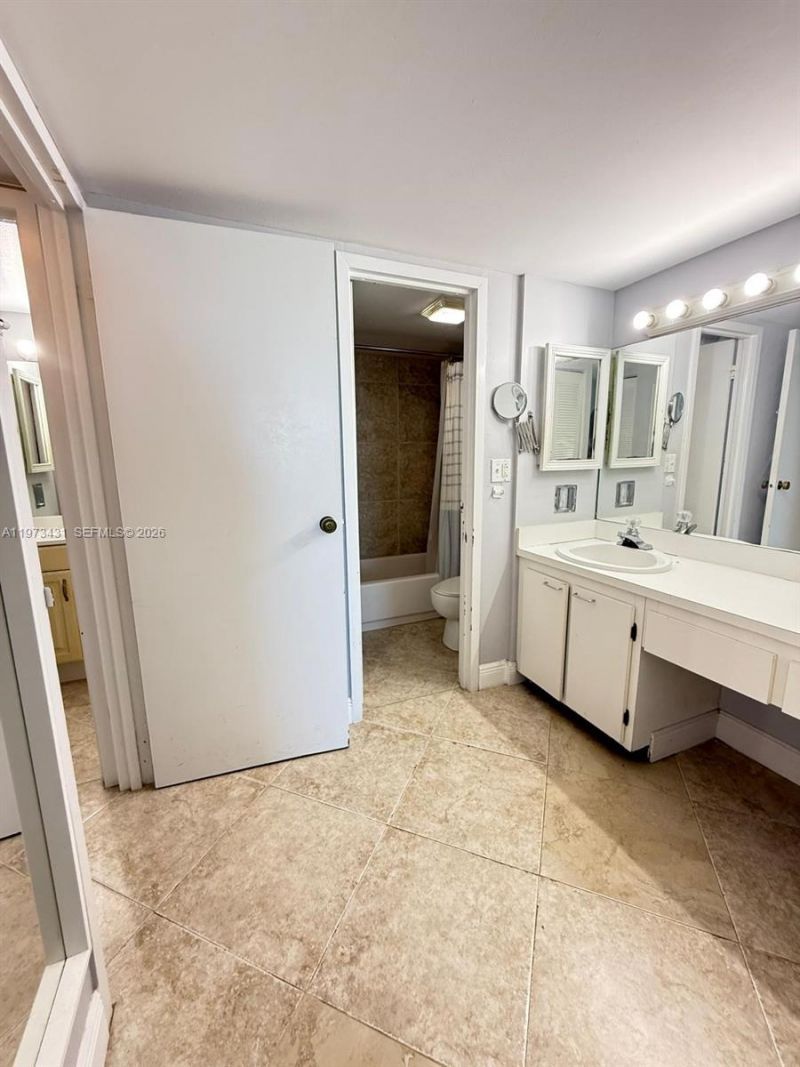 100 Bayview Dr , Unit 610, Sunny Isles Beach, FL 33160 Photo