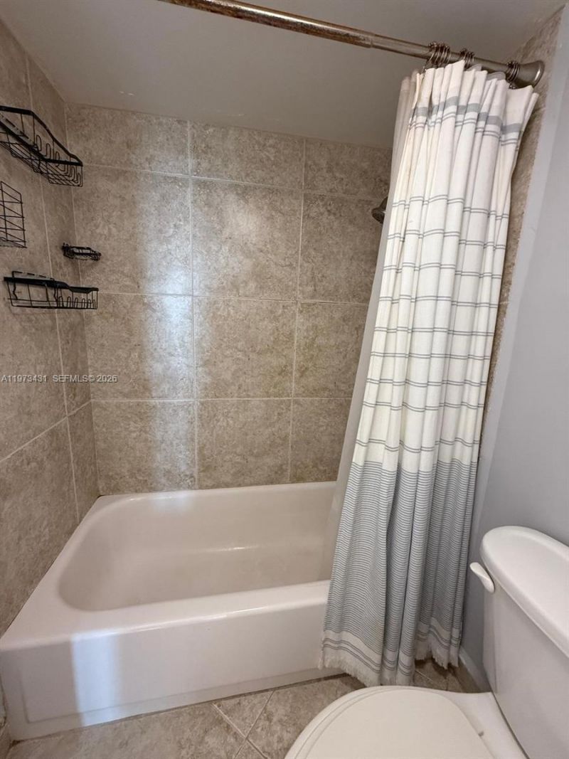 100 Bayview Dr , Unit 610, Sunny Isles Beach, FL 33160 Photo