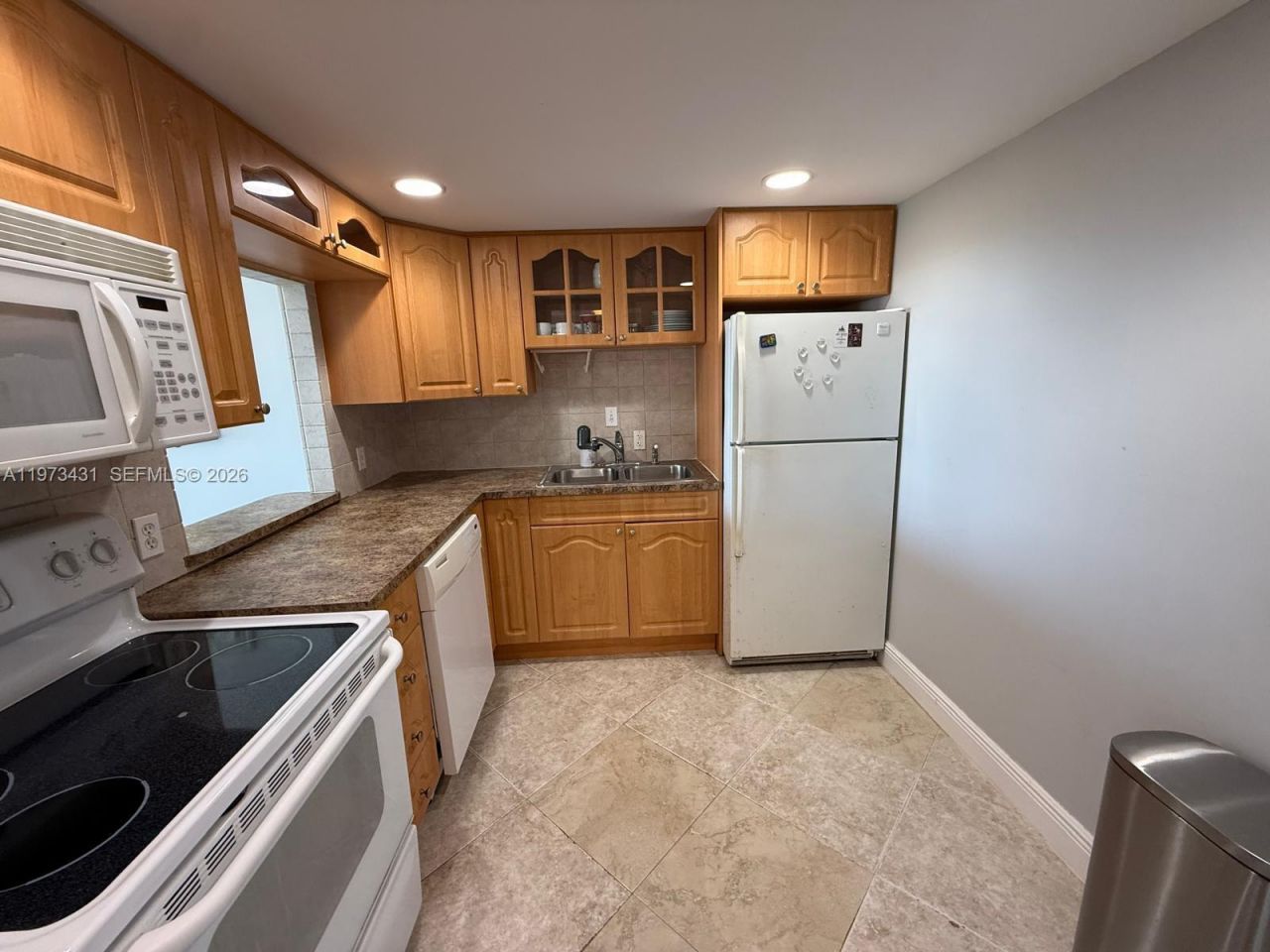 100 Bayview Dr , Unit 610, Sunny Isles Beach, FL 33160 Photo