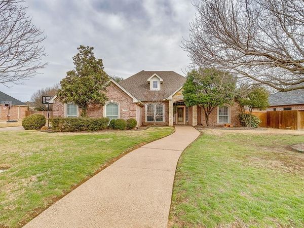 1042 Chesapeake Drive, Mansfield, TX 76063