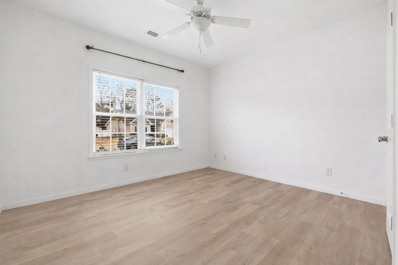 608 Chiswick Dr. Photo 32