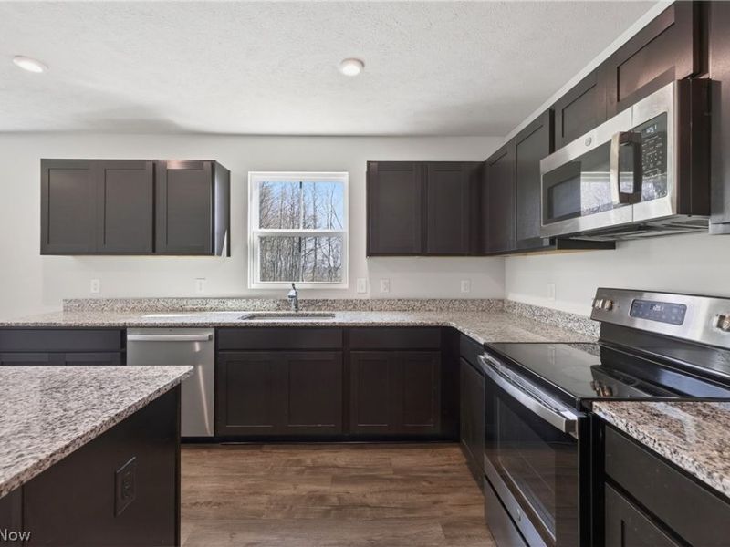 2457 Bishop Oval, Barberton, OH 44203 Photo 7