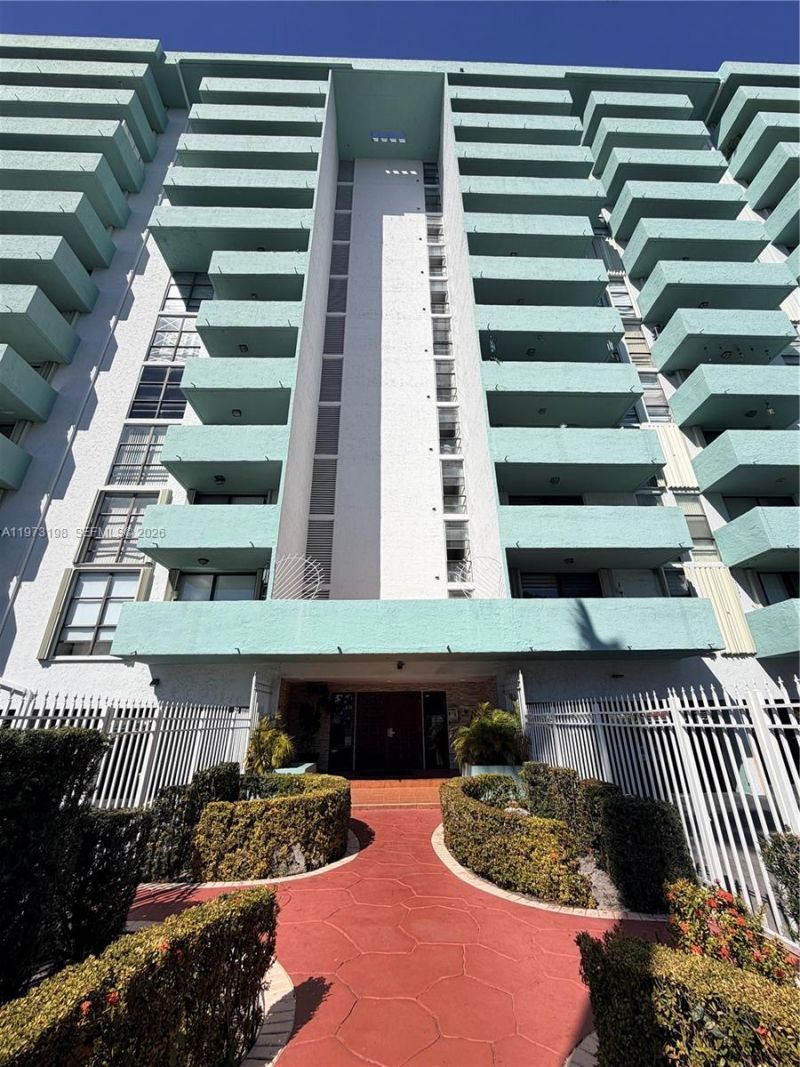 1825 W 44th Pl , Unit 206, Hialeah, FL 33012 Photo