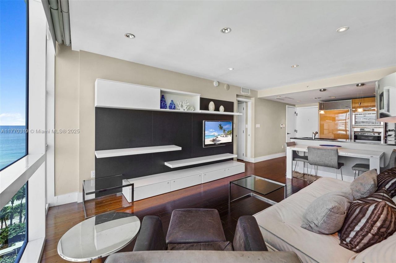 6801 Collins Ave, Unit 1214(door1, Miami Beach, FL 33141 Photo