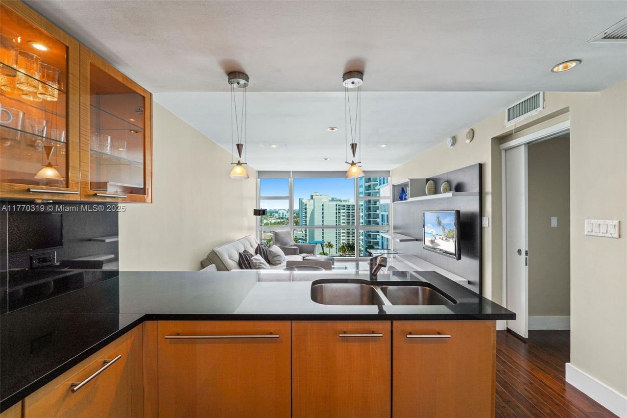6801 Collins Ave, Unit 1214(door1, Miami Beach, FL 33141 Photo