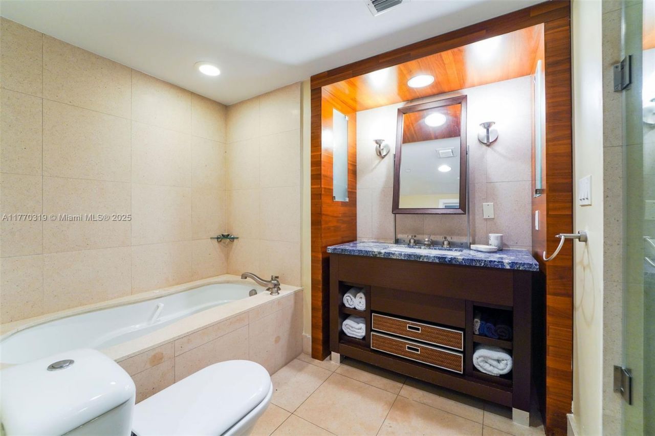 6801 Collins Ave, Unit 1214(door1, Miami Beach, FL 33141 Photo