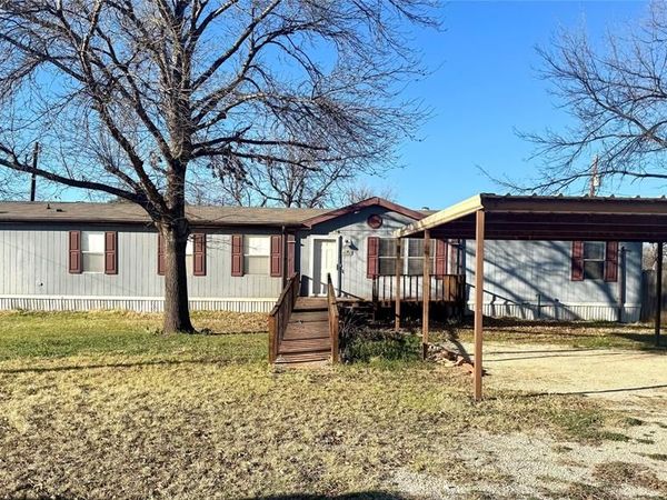 211 W F, Munday, TX 76371