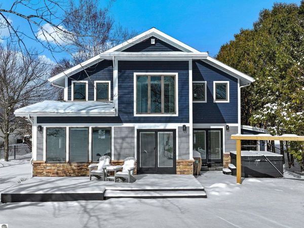 609 Lake Shore Drive, Cadillac, MI 49601