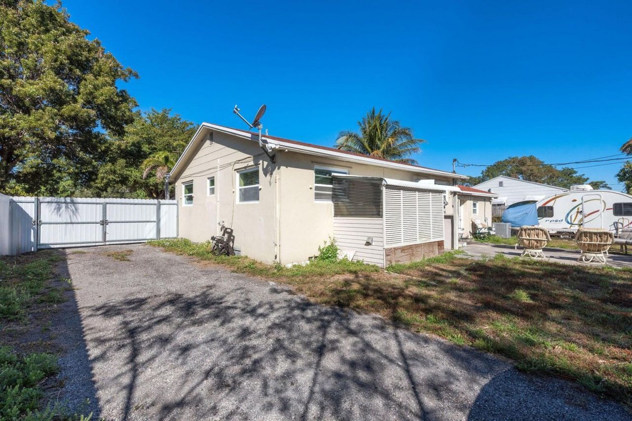 3914 Serubi Avenue, Palm Springs, FL 33461 Photo