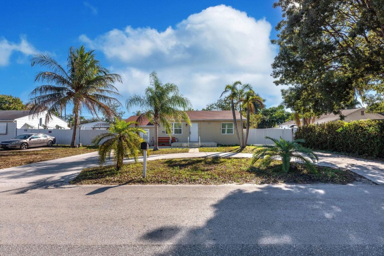 3914 Serubi Avenue, Palm Springs, FL 33461 Photo