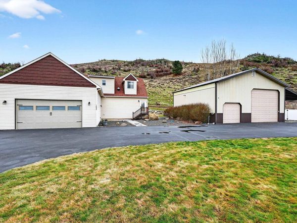 1003 S Henry Rd, Greenacres, WA 99016