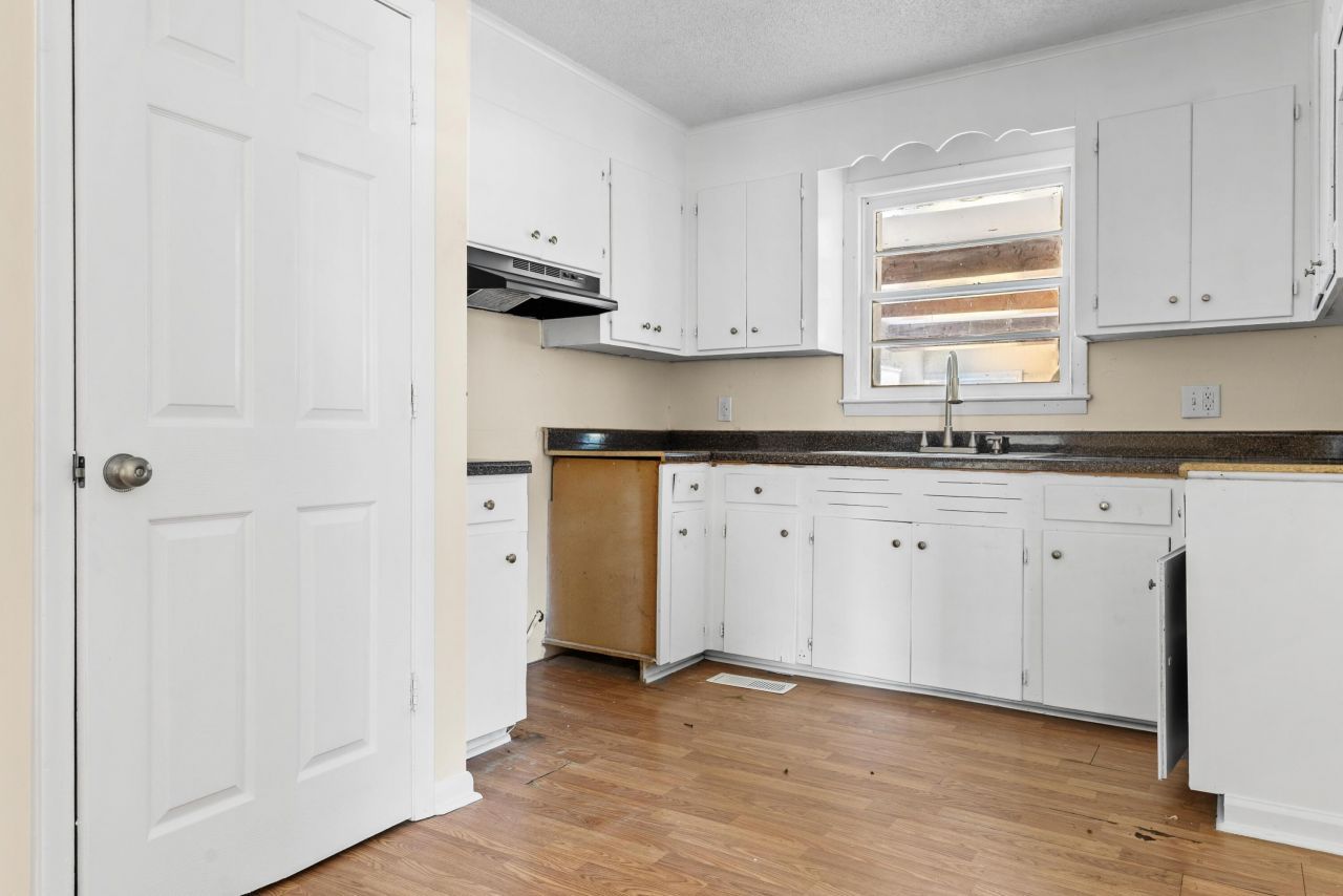 1136 Lakeshore Drive Photo 6