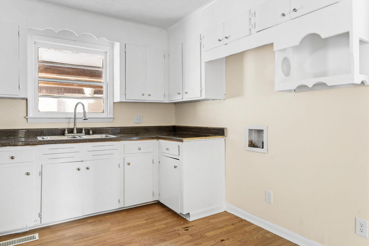 1136 Lakeshore Drive Photo 7