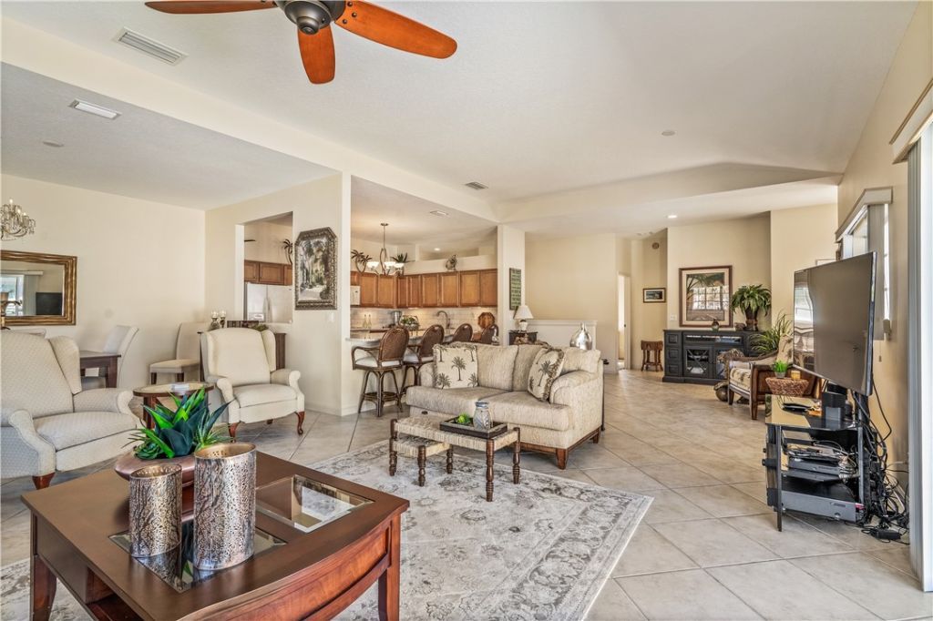 512 7th Square, Unit 201, Vero Beach, FL 32962 Photo