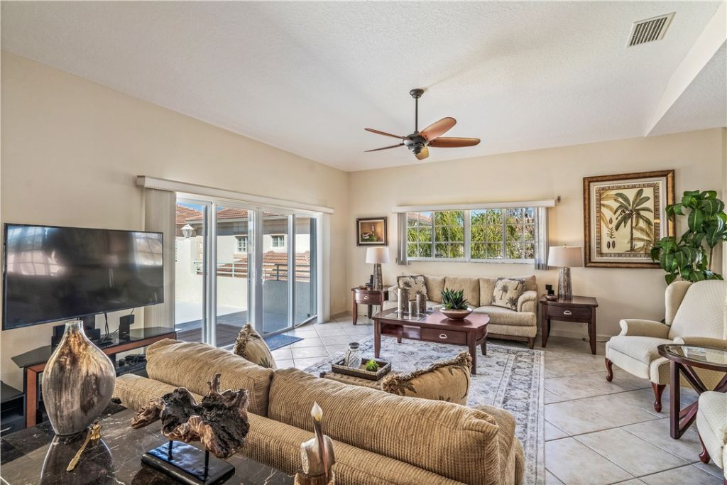 512 7th Square, Unit 201, Vero Beach, FL 32962 Photo
