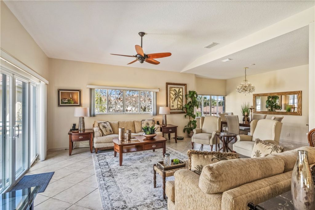 512 7th Square, Unit 201, Vero Beach, FL 32962 Photo