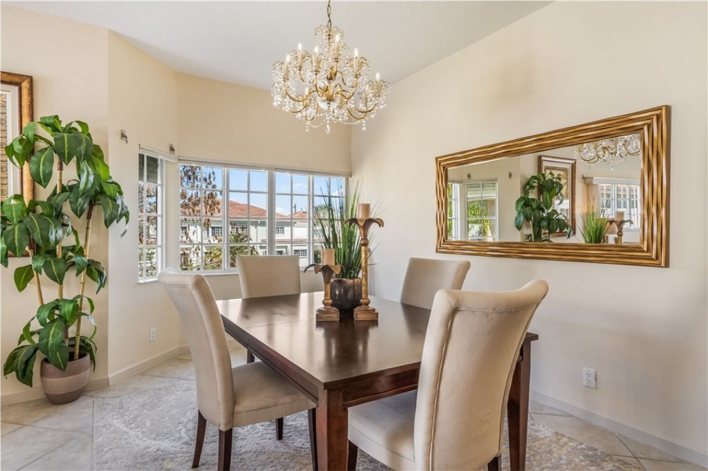 512 7th Square, Unit 201, Vero Beach, FL 32962 Photo