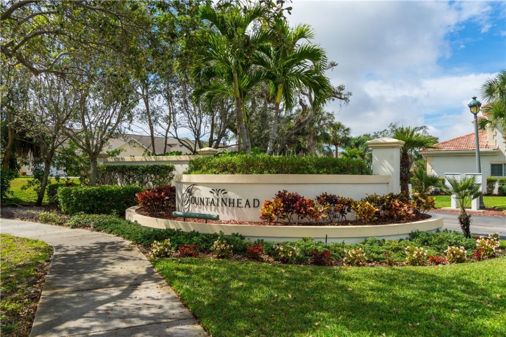 512 7th Square, Unit 201, Vero Beach, FL 32962 Photo