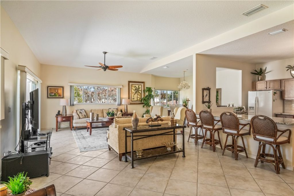512 7th Square, Unit 201, Vero Beach, FL 32962 Photo