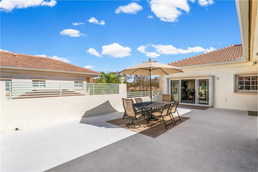 512 7th Square, Unit 201, Vero Beach, FL 32962 Photo