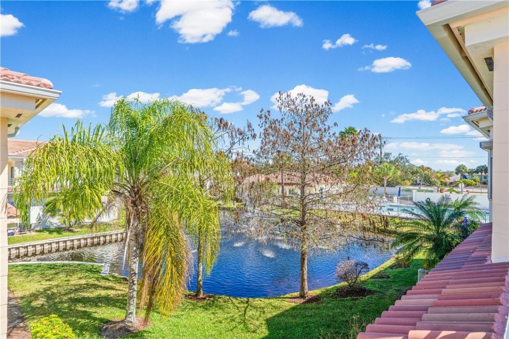 512 7th Square, Unit 201, Vero Beach, FL 32962 Photo