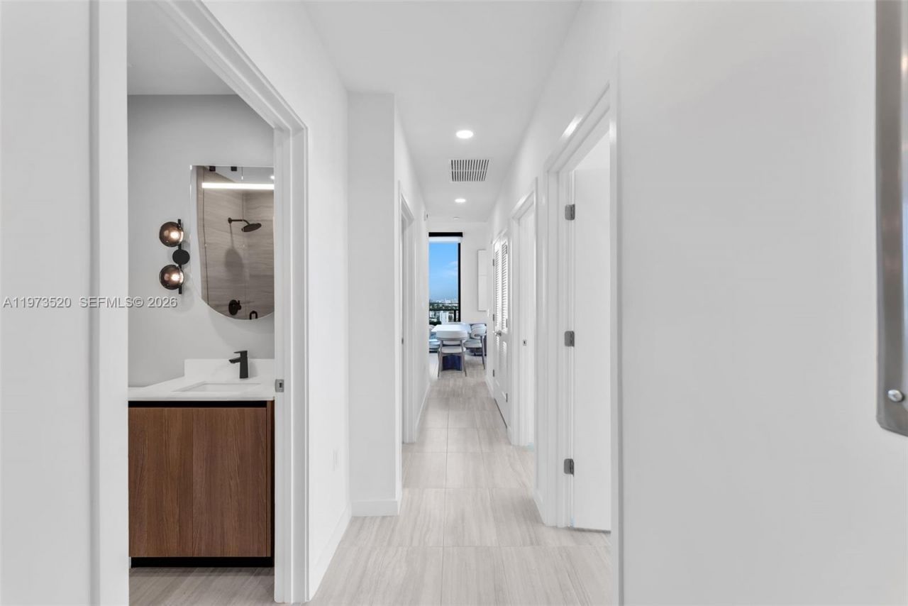 580 72nd St, Unit 1801, Miami Beach, FL 33141 Photo