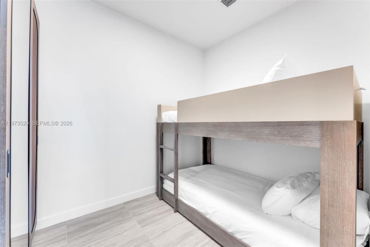 580 72nd St, Unit 1801, Miami Beach, FL 33141 Photo