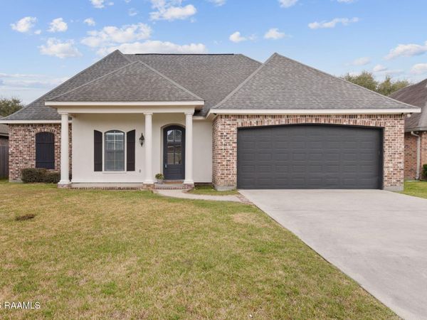 307 Oak Hill Lane , Youngsville, LA 70592
