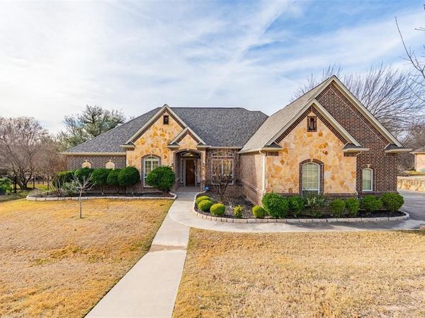 109 Creekwood Court , Lakeside, TX 76108