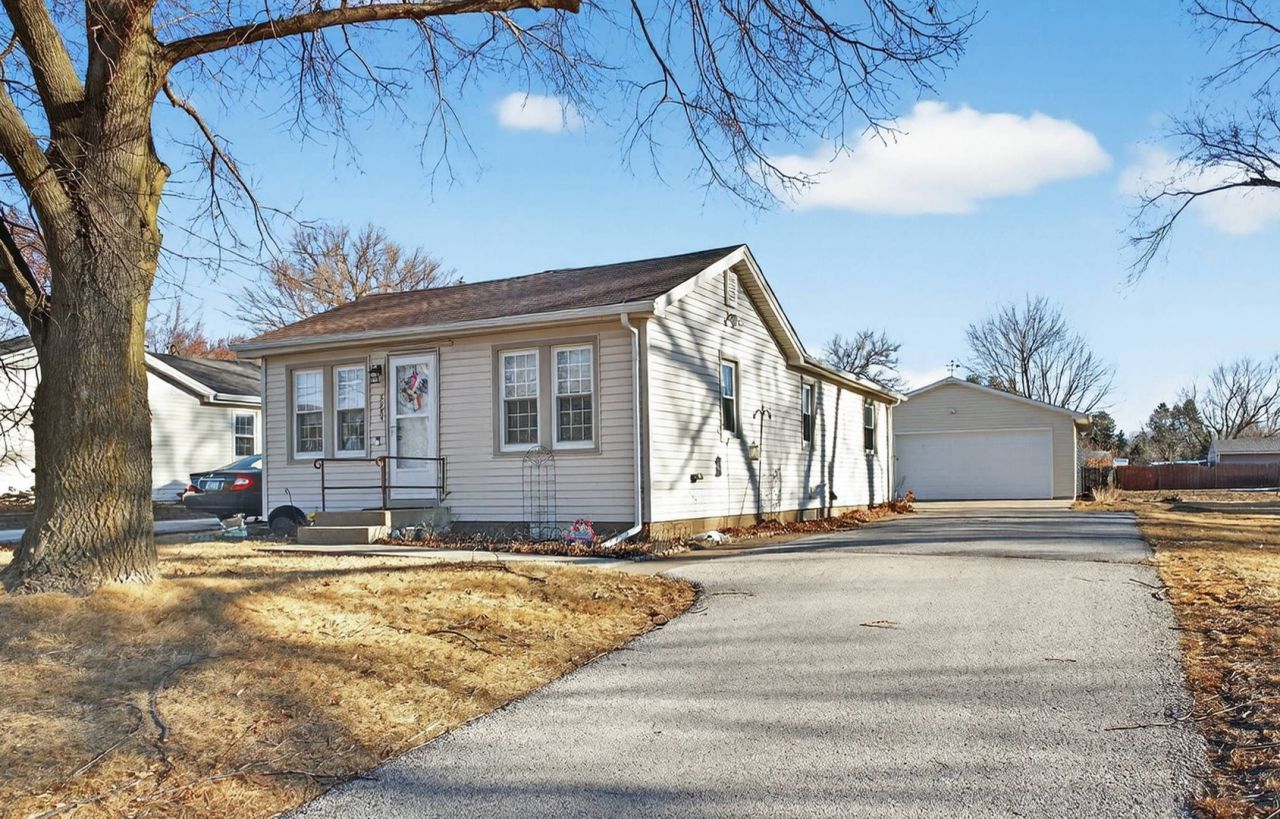 3285 Moencks Road, Bettendorf, IA 52722 Main Photo